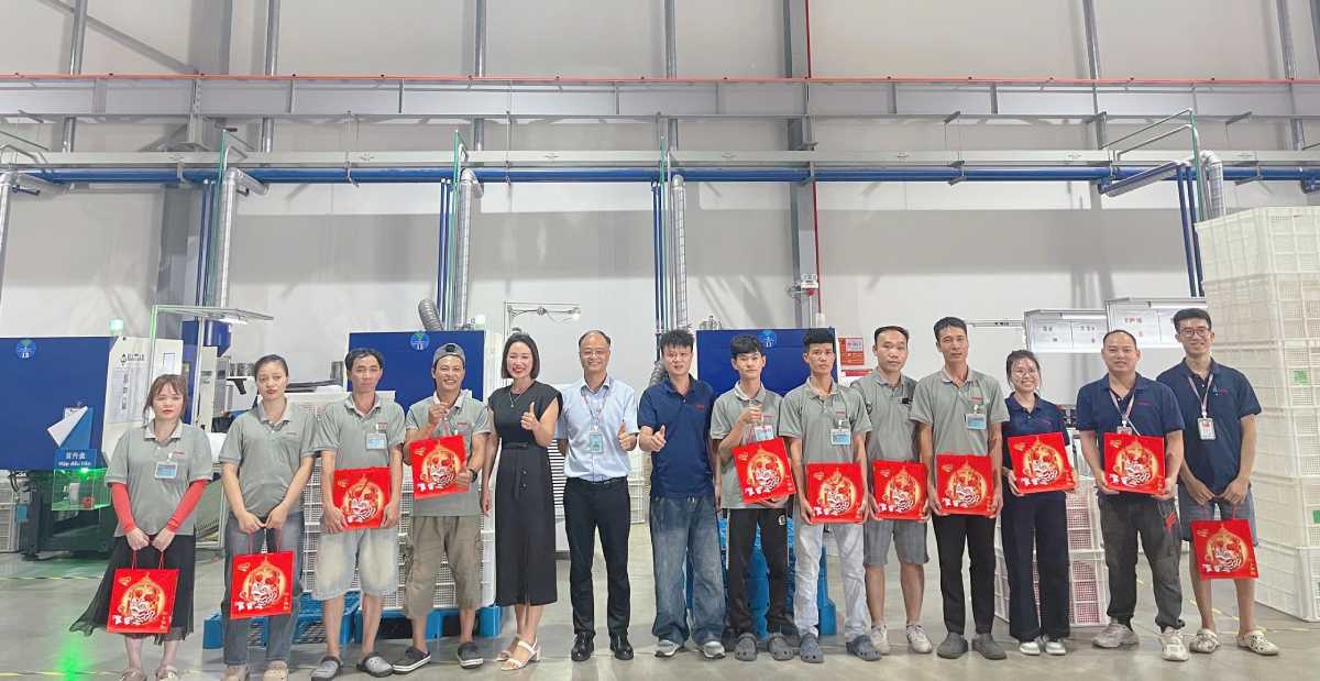 Trao 200 suất quà Trung thu đến người lao động tại khu công nghiệp ở Hưng Yên