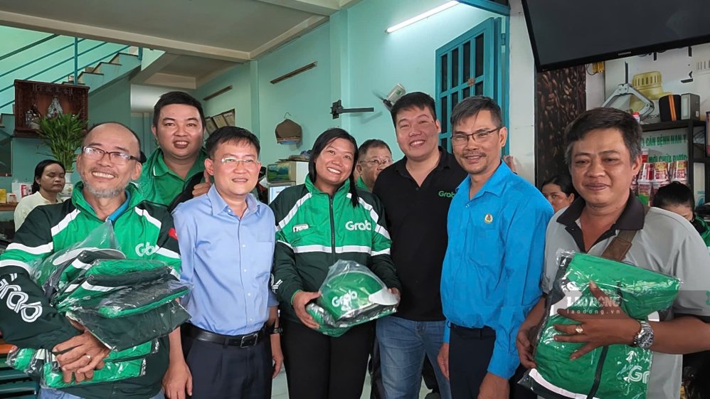 Những phần quà động viên các tài xế. Ảnh: Thanh Nga