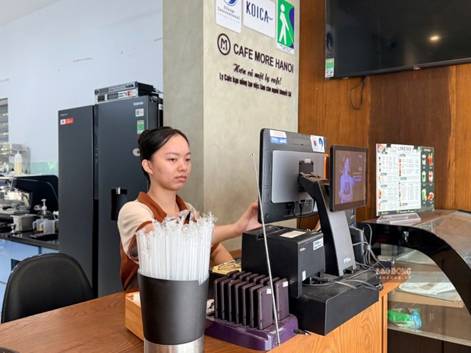 Quán cà phê mở cơ hội việc làm cho người khiếm thị tại Hà Nội