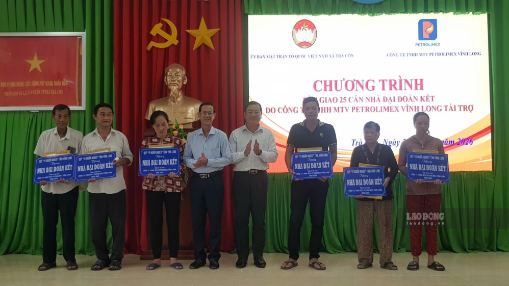 Bàn giao 25 căn nhà Đại đoàn kết cho hộ khó khăn tại Vĩnh Long