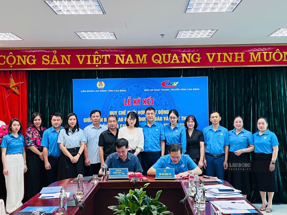 Đại diện 2 đơn vị thực hiện lễ ký kết. Ảnh: Lục Minh Hoài