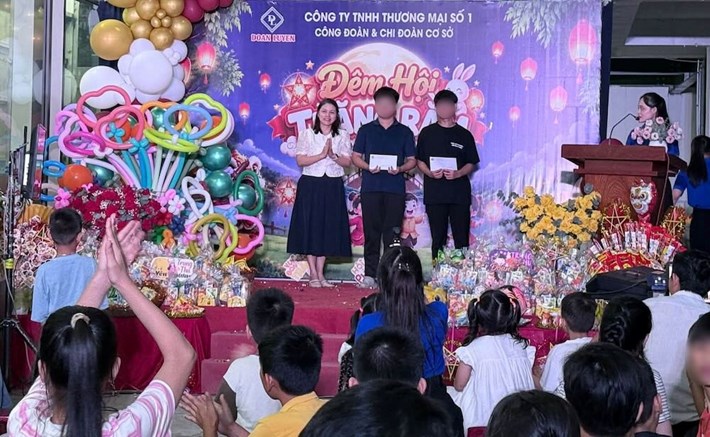 Công đoàn Công ty TNHH Thương mại số 1 - Đoàn Luyến trao thưởng cho con đoàn viên, người lao động đạt thành tích xuất sắc trong năm học 2025-2026 (ảnh chụp ngày 23.9). Ảnh: LĐLĐ Quảng Trị