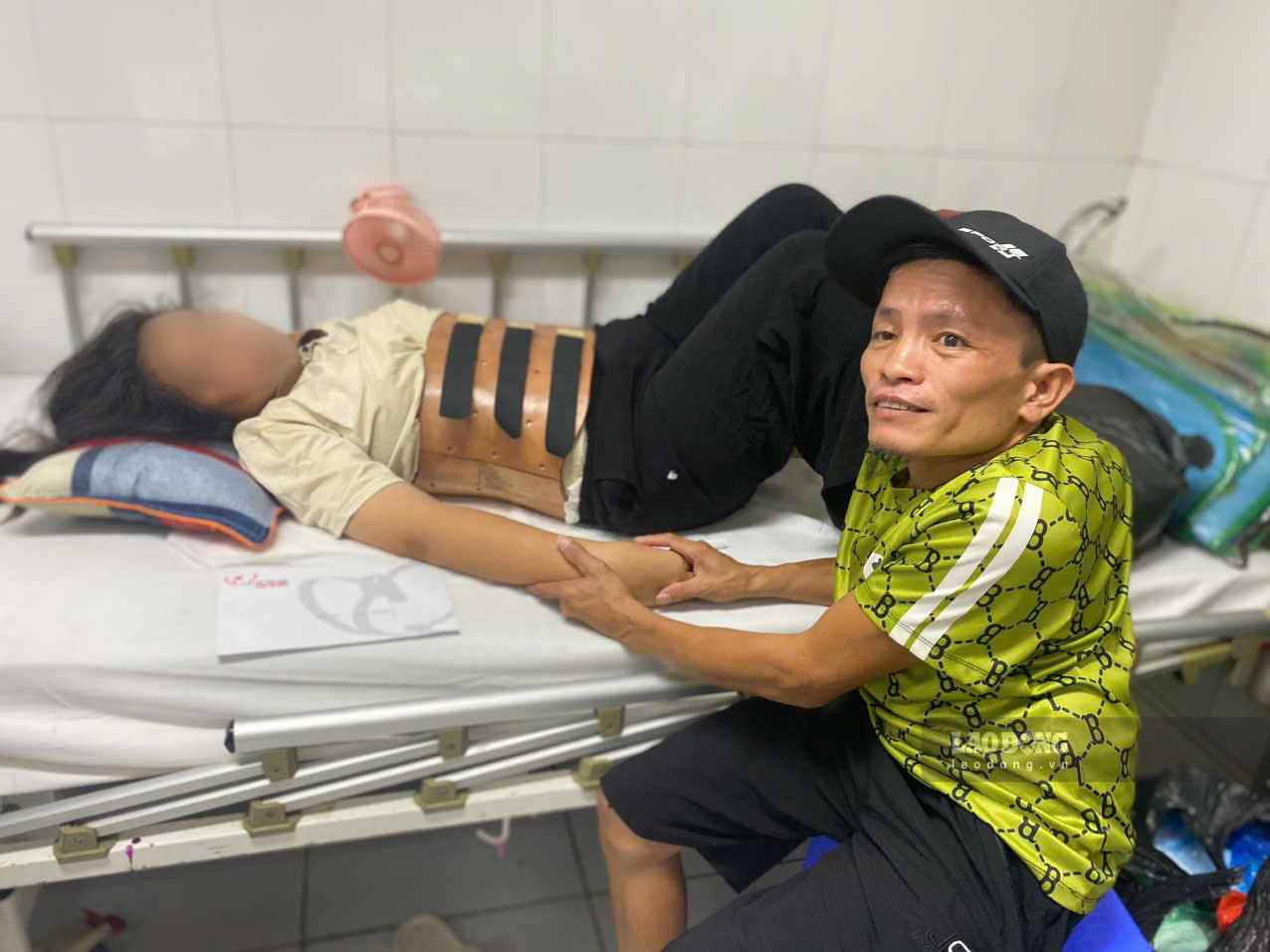 Trao tiền hỗ trợ hai hoàn cảnh bệnh nhi khó khăn