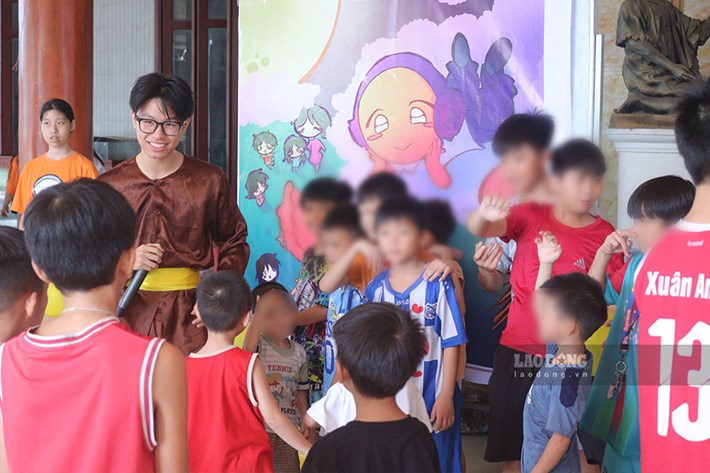 Hành trình gần 10 năm mang Trung thu tới các em nhỏ khó khăn của nhóm học sinh cấp 3. Ảnh: Dương Anh