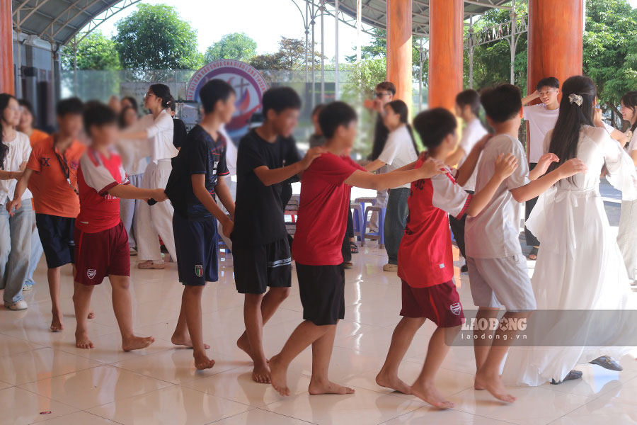 Các em nhỏ có hoàn cảnh khó khăn được vui Tết Trung thu. Ảnh: Bảo Trang