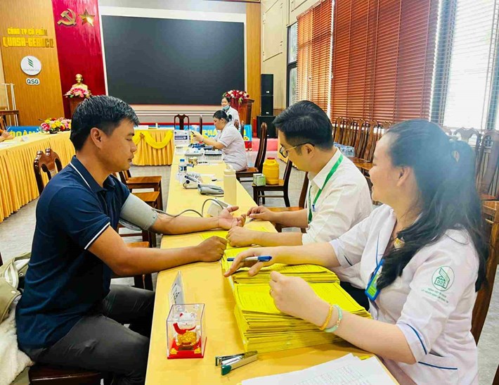 Người lao động được khám sức khỏe tại Cao su Quasa-Geruco. Ảnh: Công đoàn Cao su Việt Nam (ảnh chụp ngày 10.9)