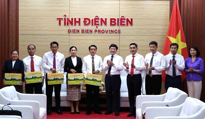Lãnh đạo tỉnh Điện Biên trao tặng quà lưu niệm cho Đoàn đại biểu Liên hiệp Công đoàn 5 tỉnh Bắc Lào. Ảnh: LĐLĐ Điện Biên (ảnh chụp 24.9).