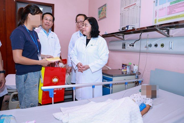 Bà Bùi Thị Minh Hoài - Ủy viên Bộ Chính trị, Bí thư Trung ương Đảng, Bí thư Đảng ủy MTTQ, các đoàn thể Trung ương, Chủ tịch Ủy ban Trung ương MTTQ Việt Nam thăm hỏi các bệnh nhi đang điều trị tại Bệnh viện Nhi Trung ương. Ảnh: Quang Vinh/Mặt trận Tổ quốc