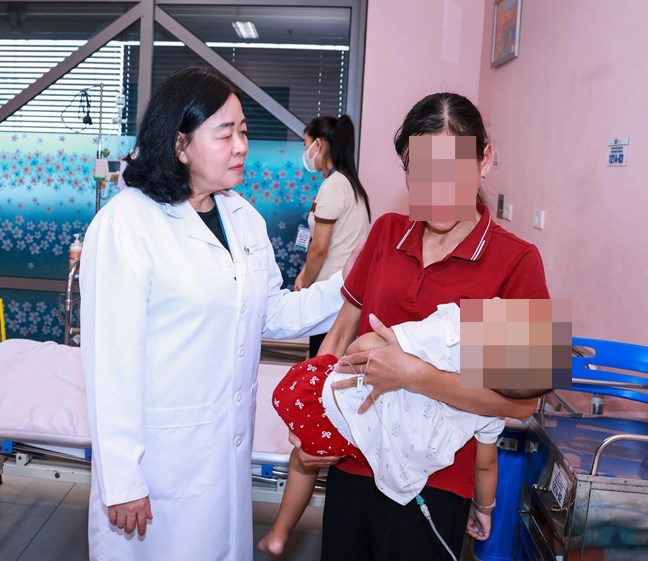 Bà Bùi Thị Minh Hoài - Ủy viên Bộ Chính trị, Bí thư Trung ương Đảng, Bí thư Đảng ủy MTTQ, các đoàn thể Trung ương, Chủ tịch Ủy ban Trung ương MTTQ Việt Nam thăm hỏi các bệnh nhi đang điều trị tại Bệnh viện Nhi Trung ương. Ảnh: Quang Vinh/Mặt trận Tổ quốc