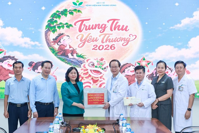 Chủ tịch Bùi Thị Minh Hoài tặng quà Trung thu cho thiếu nhi tại Bệnh viện Nhi Trung ương