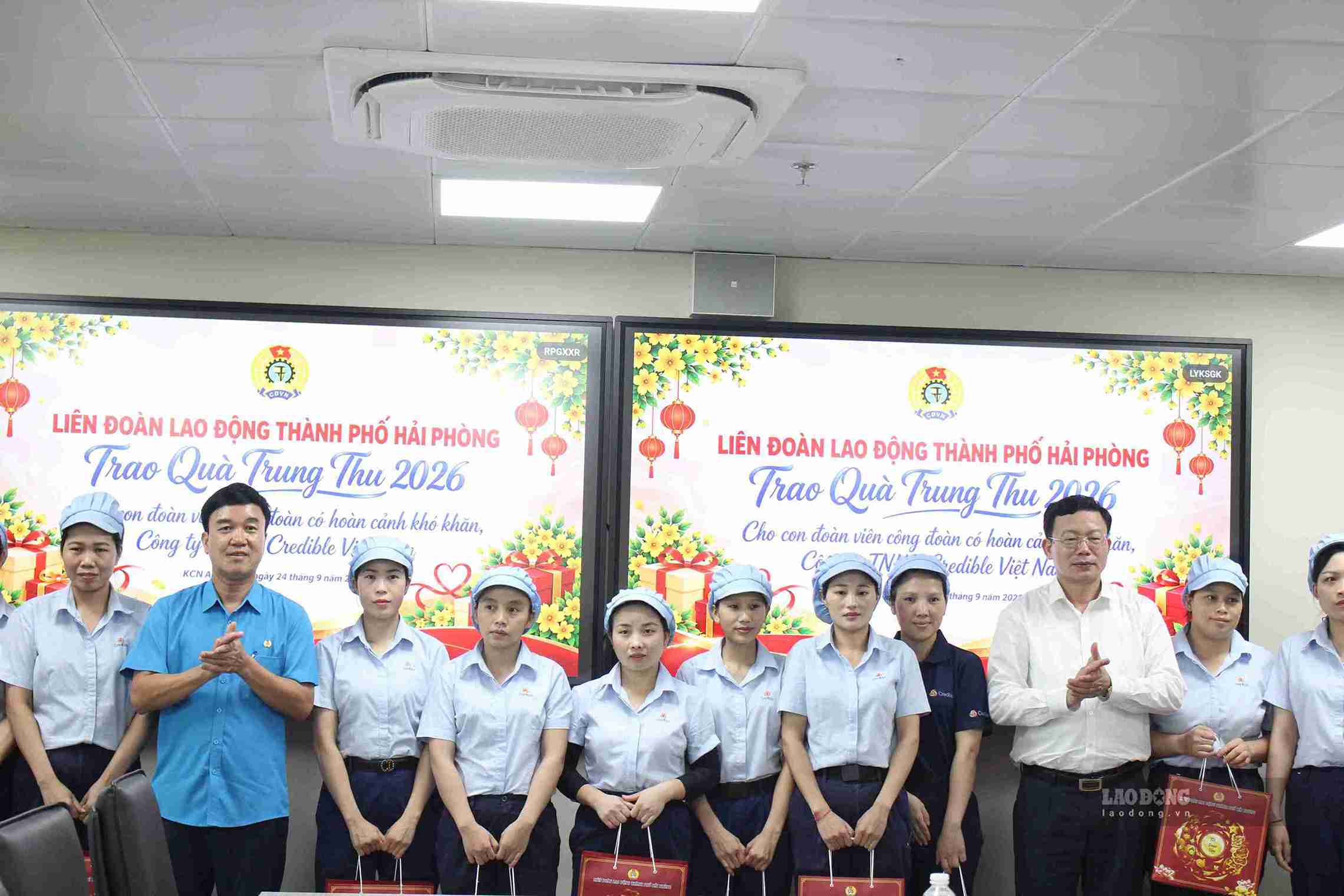 Công nhân Công ty TNHH Credible Việt Nam nhận quà Trung thu từ tổ chức Công đoàn. Ảnh chụp ngày 24.9. Ảnh: Mai Hương 