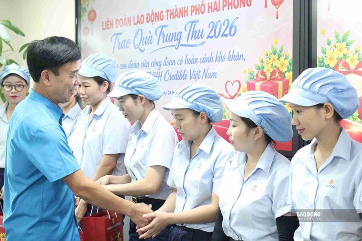 Ông Nguyễn Văn Quyết - Phó Chủ tịch Thường trực LĐLĐ thành phố Hải Phòng trao quà Trung thu cho công nhân Công ty TNHH Credible Việt Nam. Ảnh ghi nhận ngày 24.9: Mai Hương