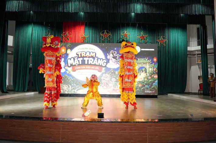 Công đoàn và Đoàn Thanh niên Công ty NCS đã phối hợp tổ chức chương trình Trung thu dành cho các em nhỏ là con cán bộ, người lao động công ty. Ảnh: Công đoàn Công ty.
