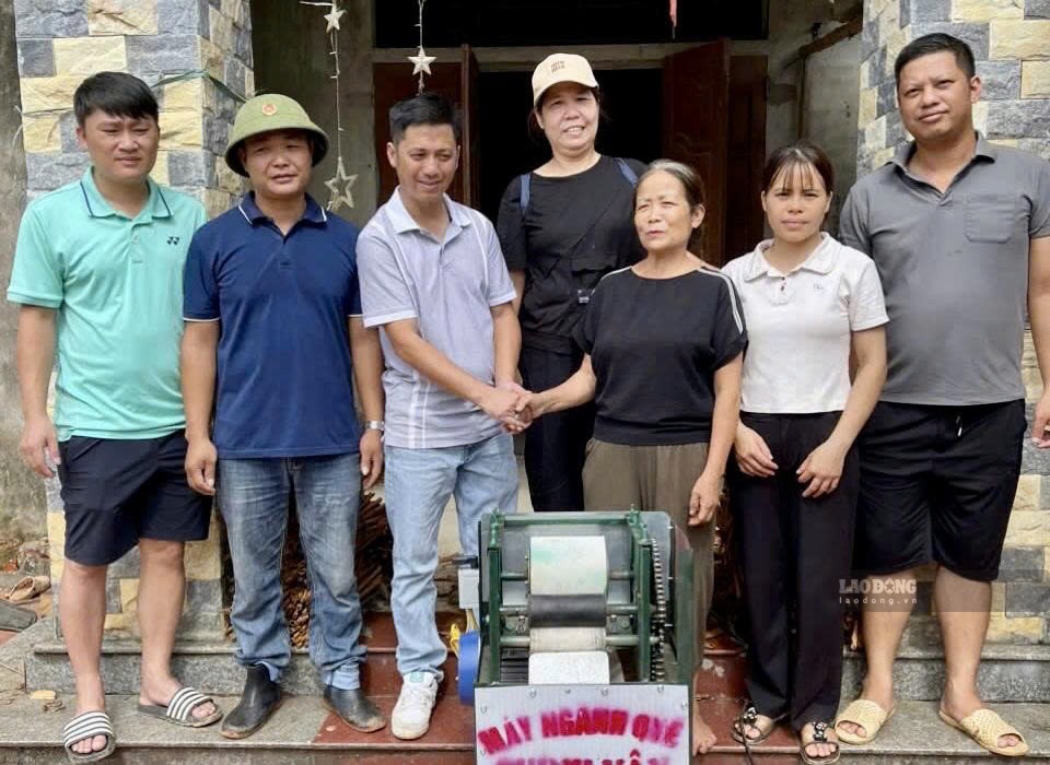 Tặng máy bào quế cho gia đình ông Nguyễn Văn Bốn