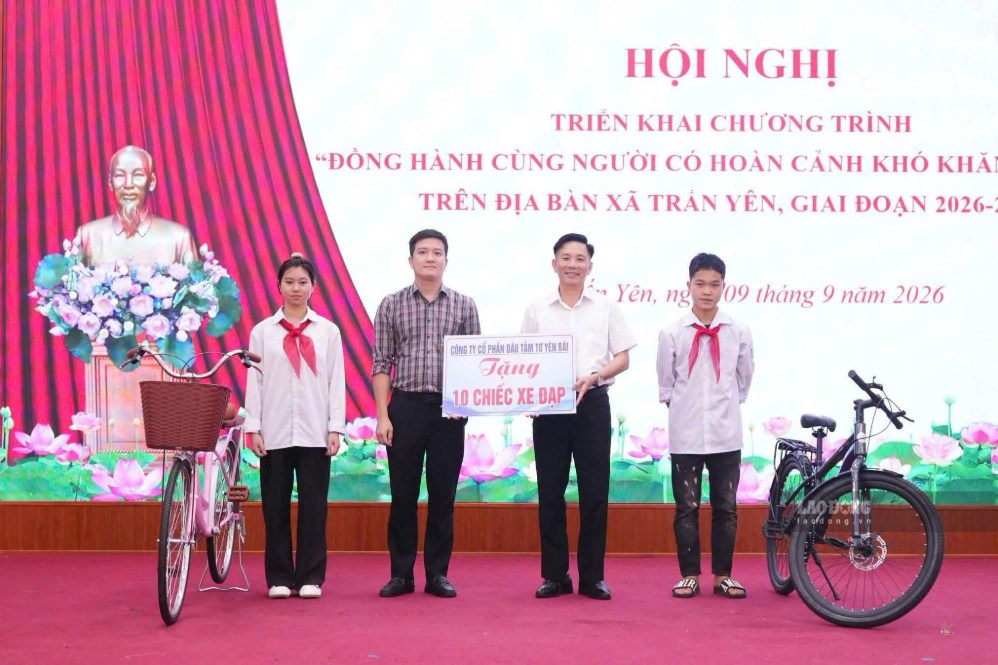 Tặng xe đạp cho học sinh có hoàn cảnh khó khăn, giúp con đường đến trường của các em bớt gian nan. Ảnh: Vi Trung