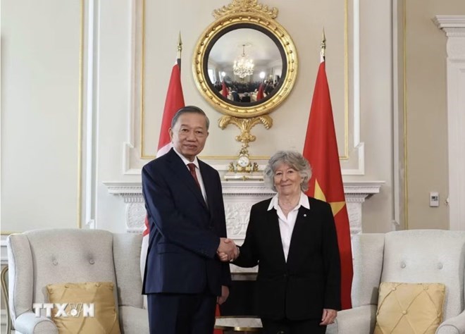 Tổng Bí thư, Chủ tịch nước Tô Lâm và Toàn quyền Canada Louise Arbour chụp ảnh chung. Ảnh: TTXVN