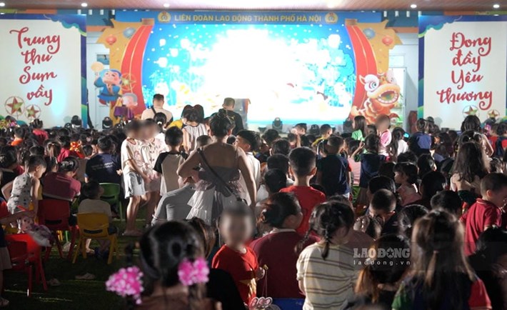Không khí vui tươi, ấm áp tại sân Trường Mầm non Kim Chung trong tối chương trình “Vui hội Trăng rằm - Lan tỏa yêu thương”. Ảnh: Vũ Linh