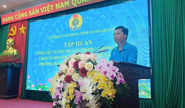 Ông Hà Văn Vỹ - Phó Chủ tịch LĐLĐ tỉnh Tuyên Quang trực tiếp làm báo cáo viên tại Hội nghị tập huấn cho cán bộ Công đoàn cơ sở. Ảnh: LĐLĐ Tuyên Quang
