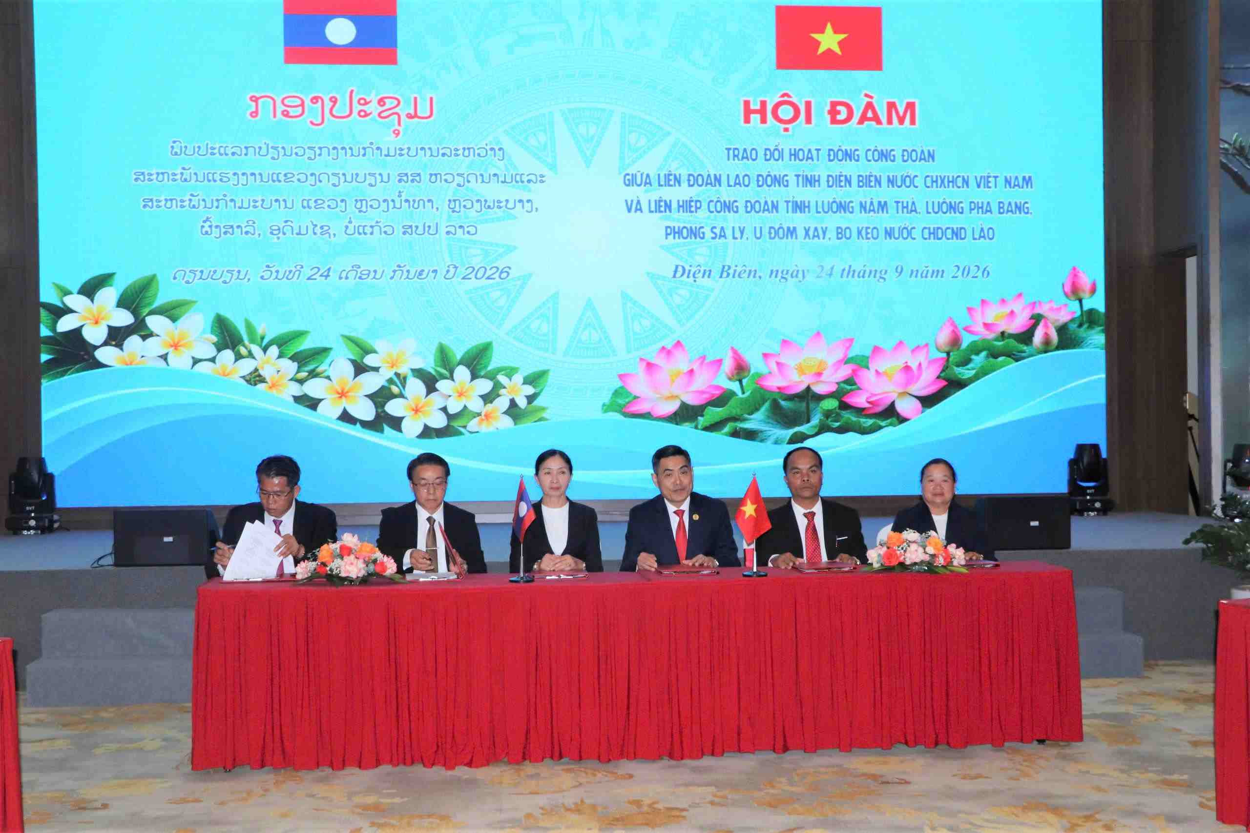 Lãnh đạo Liên đoàn Lao động tỉnh Điện Biên và Trưởng đoàn Liên hiệp Công đoàn 5 tỉnh Bắc Lào tại Hội đàm trao đổi kinh nghiệm hoạt động Công đoàn. Ảnh: LĐLĐ Điện Biên