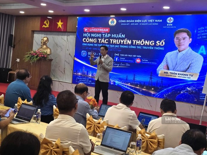 Chuyên gia giới thiệu về ứng dụng AI, truyền thông số cho cán bộ công đoàn ngày 25.9. Ảnh: Nam Dương