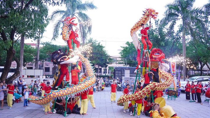 Công đoàn phường Bàn Thạch, Đà Nẵng phối hợp với UBND và Ủy ban MTTQ Việt Nam phường tổ chức chương trình “Vui hội Trăng rằm” cho hơn 200 thiếu nhi. Ảnh: Công đoàn Bàn Thạch