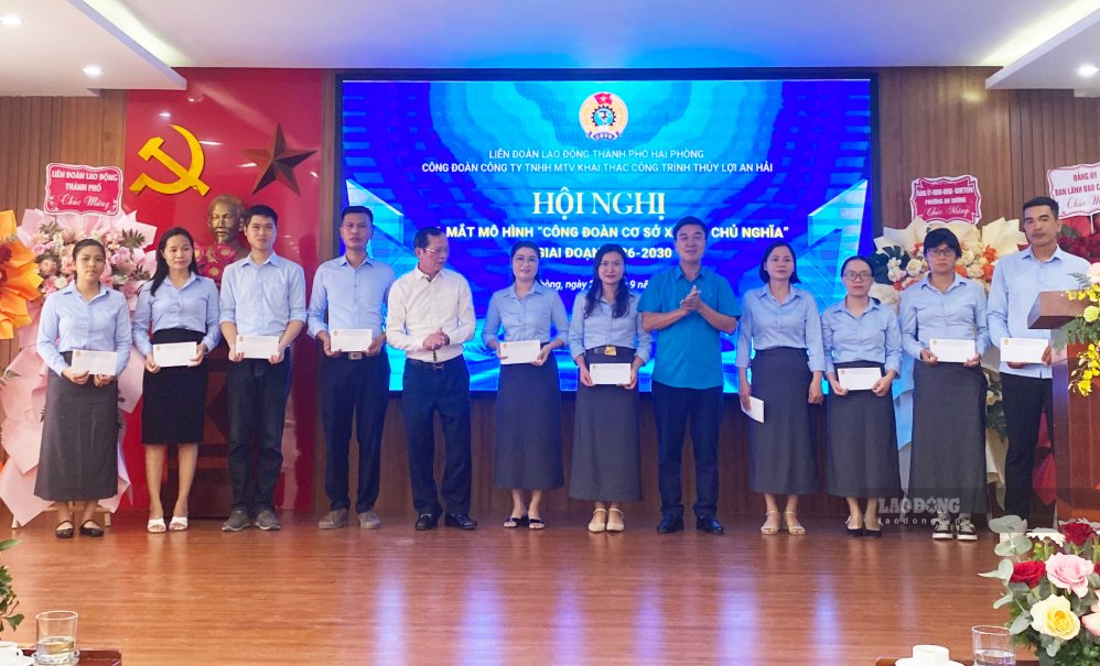 Ngay sau nghi thức ra mắt mô hình, Công đoàn Công ty tổ chức nội dung tặng quà cho công nhân lao động. Ảnh: Nguyễn Huệ.