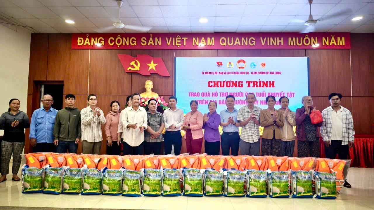Phường Tây Nha Trang trao 100 phần quà hỗ trợ người cao tuổi khuyết tật