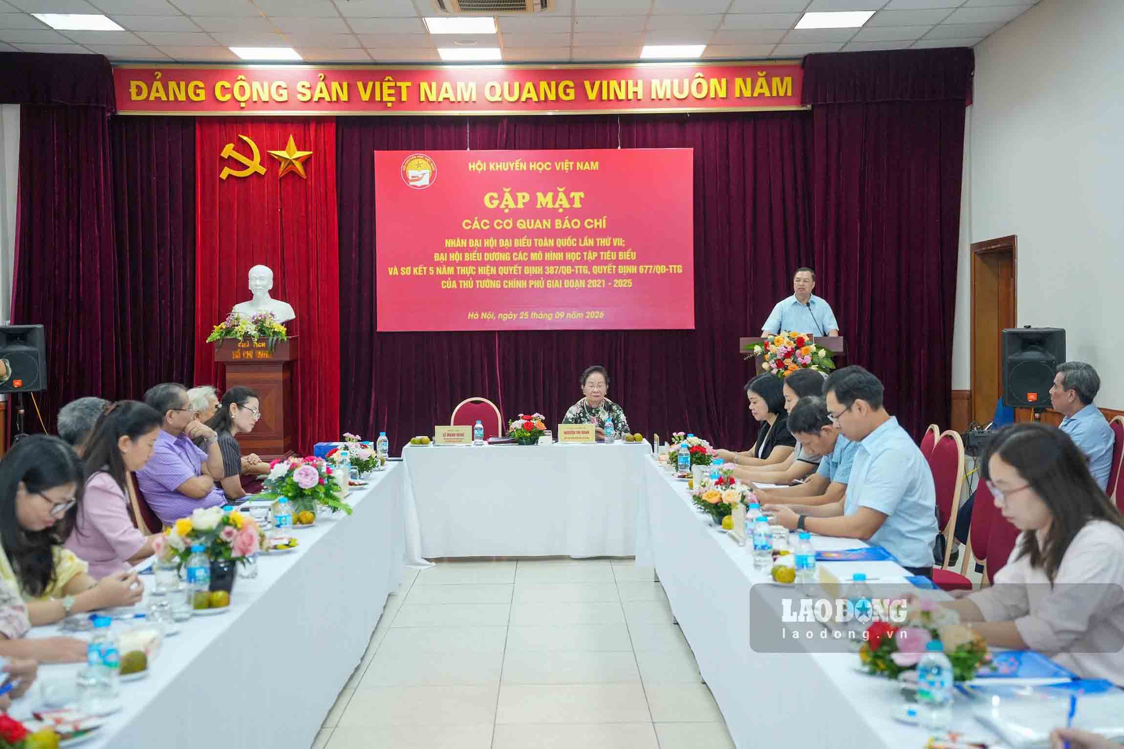 Quang cảnh buổi gặp mặt tại Hội Khuyến học Việt Nam. Ảnh: Hữu Chánh