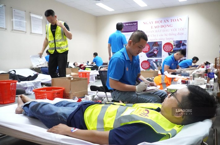 Hơn 350 đoàn viên, người lao động Công ty ofi Việt Nam tham gia hiến máu tình nguyện sáng 25.9. Ảnh: HAC
