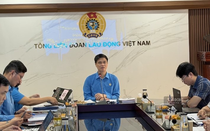 Phó Chủ tịch Thường trực Tổng LĐLĐVN Ngọ Duy Hiểu chủ trì Tọa đàm "Địa vị pháp lý và việc làm cho lao động nền tảng số tại Việt Nam". Ảnh: Kiều Vũ