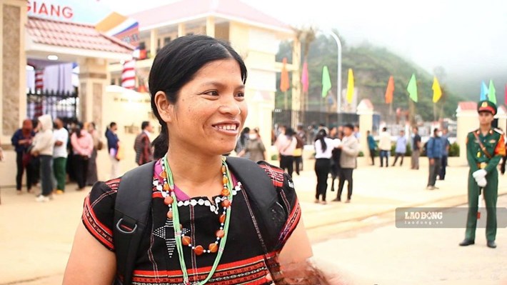 Người mẹ đồng bào Cơ Tu vượt chặng đường đèo dốc để đưa con đến với mái trường nội trú mới - nơi phên giậu Tổ quốc. Ảnh: Nguyễn Linh chụp ngày 5.9