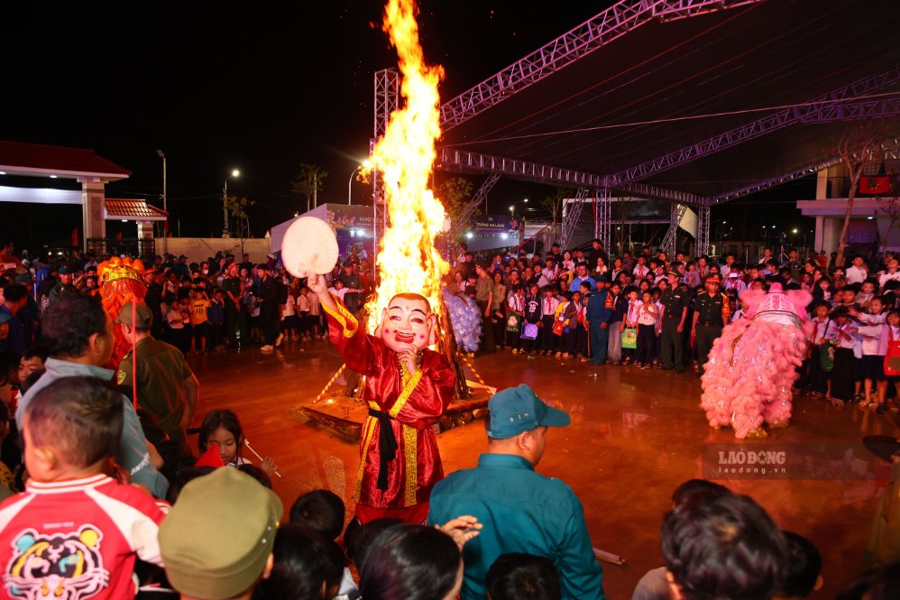 Không gian rộn rã, ấm áp nghĩa tình trong đêm hội “Trăng sáng muôn nơi” tại Trường Phổ thông nội trú Tiểu học và THCS Tây Giang. Ảnh: Nguyễn Linh chụp ngày 23.9