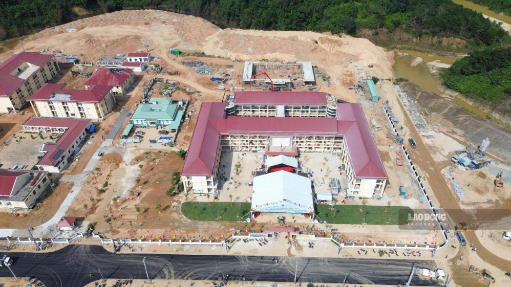 Những ngôi trường phổ thông nội trú liên cấp bề thế mọc lên giữa đại ngàn Tây Giang, trở thành điểm tựa an sinh vững chắc cho con em đồng bào Cơ Tu. Ảnh: Nguyễn Linh chụp ngày 4.9