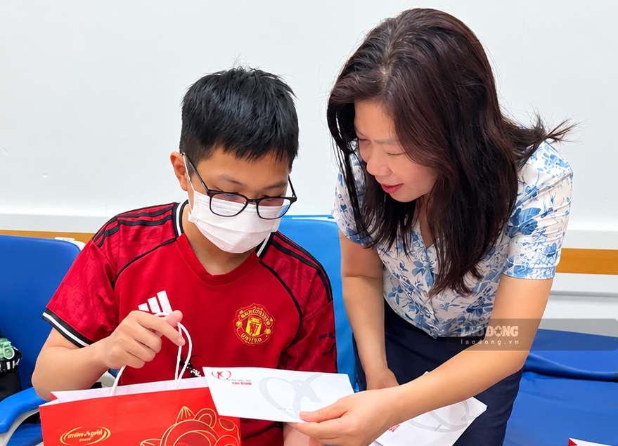 Trao 20 suất quà Trung thu cho bệnh nhi tại Viện Huyết học - Truyền máu Trung ương