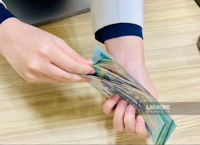 Cơ quan BHXH giải đáp thắc mắc về trích đóng bảo hiểm xã hội trên mức lương thực hưởng. Ảnh: Đức Vân