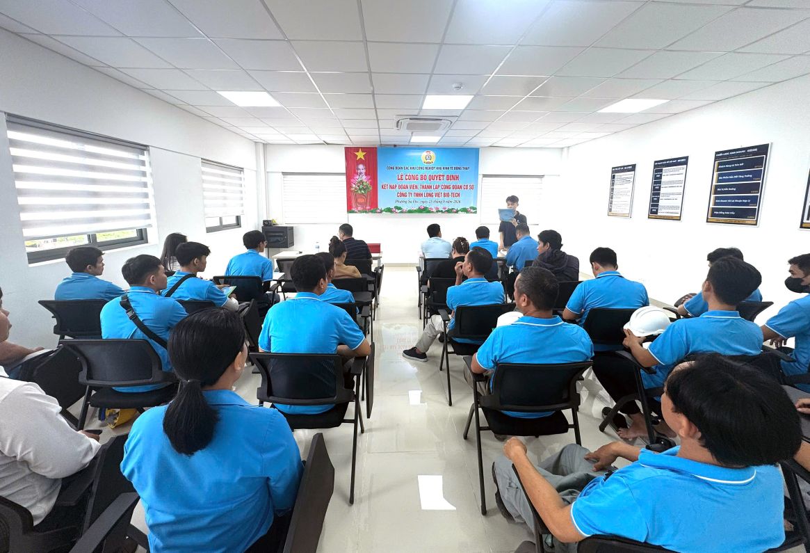 Quang cảnh buổi lễ kết nạp đoàn viên, thành lập Công đoàn cơ sở Công ty TNHH Long Việt BIO-TECH tại Khu công nghiệp Sa Đéc. Ảnh: Thanh Mai