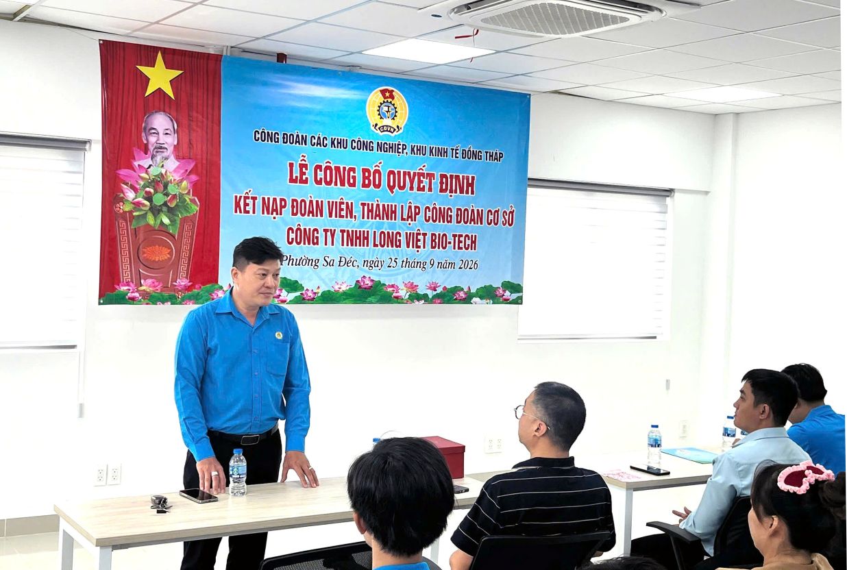 Ông Nguyễn Thanh Nhàn - Chủ tịch Công đoàn các khu công nghiệp, khu kinh tế Đồng Tháp phát biểu tại buổi lễ. Ảnh: Thanh Mai