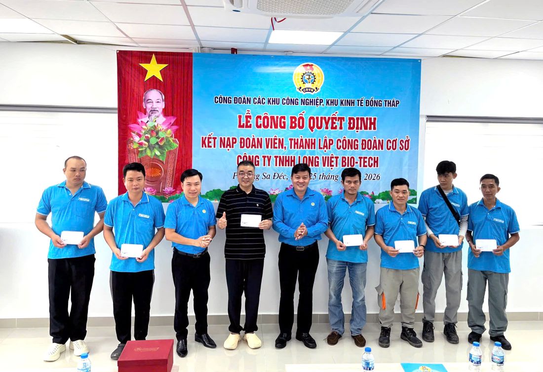 Công đoàn các Khu công nghiệp, Khu kinh tế Đồng Tháp trao tặng 64 voucher khám và chăm sóc răng miệng miễn phí, trị giá 1 triệu đồng/voucher, do Nha khoa Sài Gòn Tâm Đức Sa Đéc tài trợ. Ảnh: Thanh Nhàn