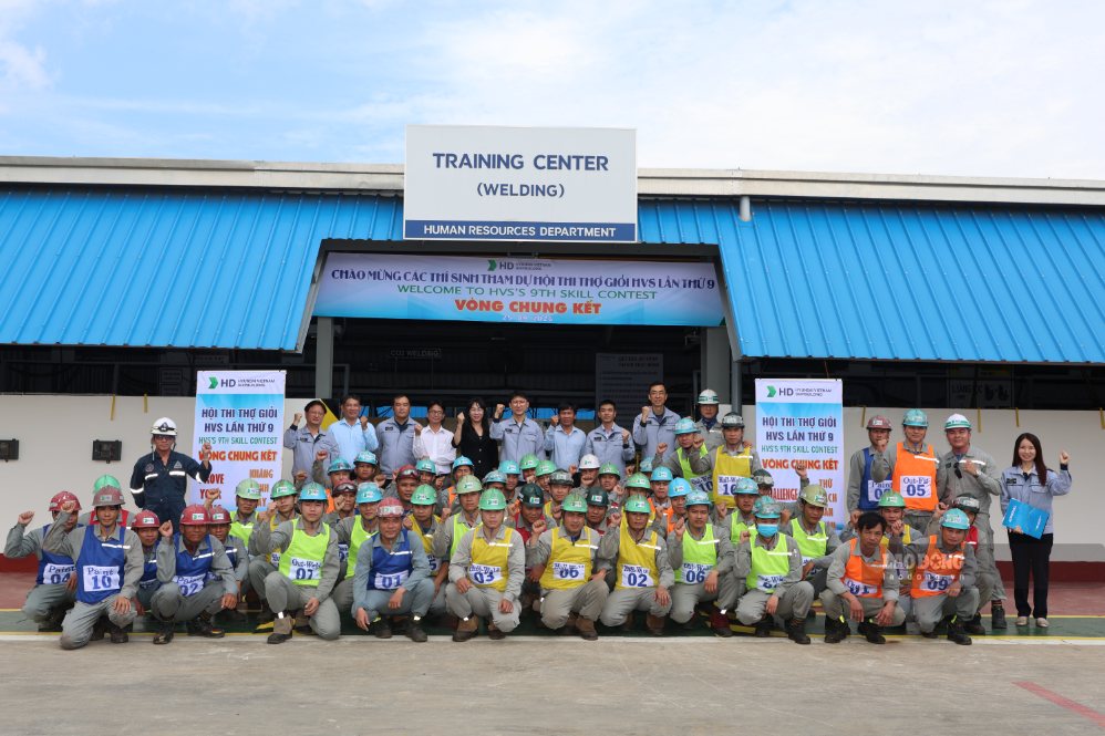 50 công nhân tham gia tranh tài vòng chung kết hội thi thợ giỏi HVS sáng ngày 25.9. Ảnh: Hà Ngân