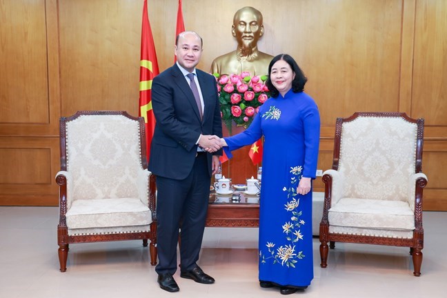 Bà Bùi Thị Minh Hoài - Ủy viên Bộ Chính trị, Bí thư Trung ương Đảng, Bí thư Đảng ủy MTTQ, các đoàn thể Trung ương, Chủ tịch Ủy ban Trung ương MTTQ Việt Nam và ông Hun Many - Phó Thủ tướng Chính phủ, Bộ trưởng Bộ Dịch vụ công, Chủ tịch Hội Liên hiệp thanh niên Campuchia. Ảnh: Quang Vinh/ Mặt trận Tổ quốc