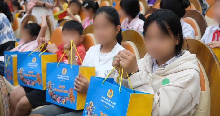 300 cháu thiếu nhi tham gia “Đêm hội trăng rằm” do Liên đoàn Lao động thành phố Đà Nẵng tổ chức tại phường Bàn Thạch. Ảnh: Công đoàn Đà Nẵng