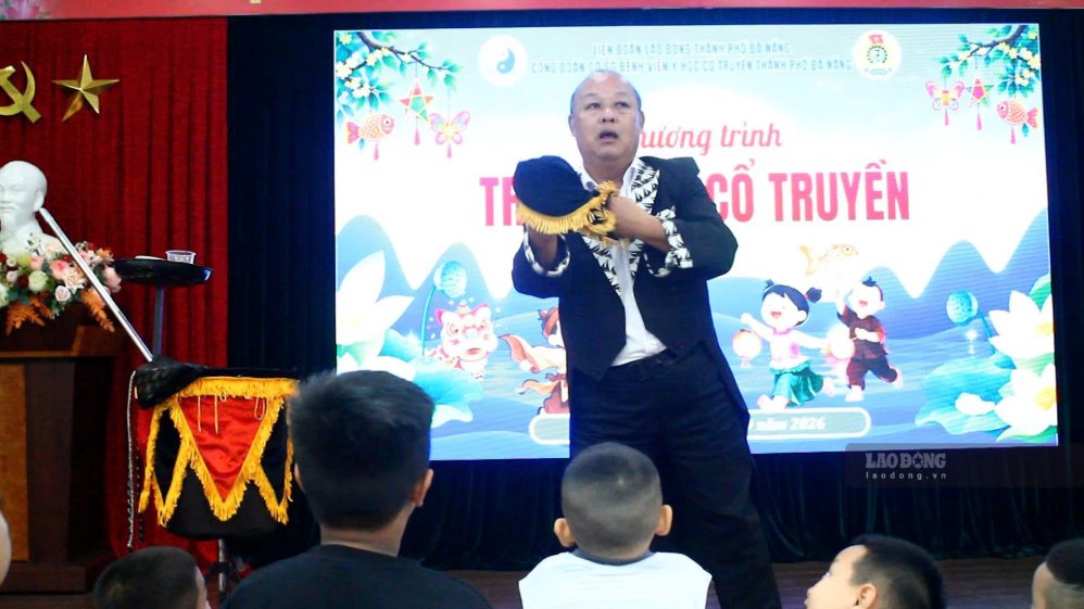 Cán bộ, nhân viên y tế cùng con em hòa mình trong không khí vui tươi của ngày hội Trung thu. Ảnh: Nguyễn Linh chụp ngày 24.9