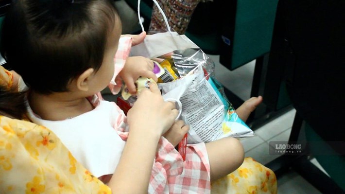 Các em nhỏ vui đùa, xem múa lân trong chương trình Tết Trung thu do Bệnh viện Y học cổ truyền TP Đà Nẵng tổ chức. Ảnh: Nguyễn Linh chụp ngày 24.9