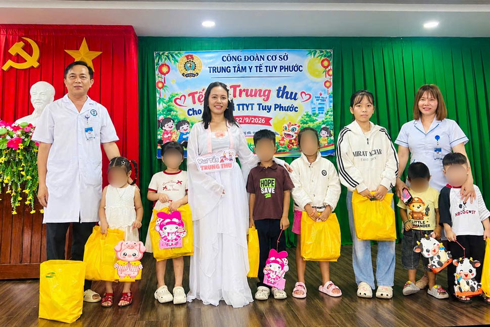 Công đoàn cơ sở Trung tâm Y tế Tuy Phước trao quà cho con em đoàn viên, người lao động (chụp ngày 24.9). Ảnh: Công đoàn Gia Lai  