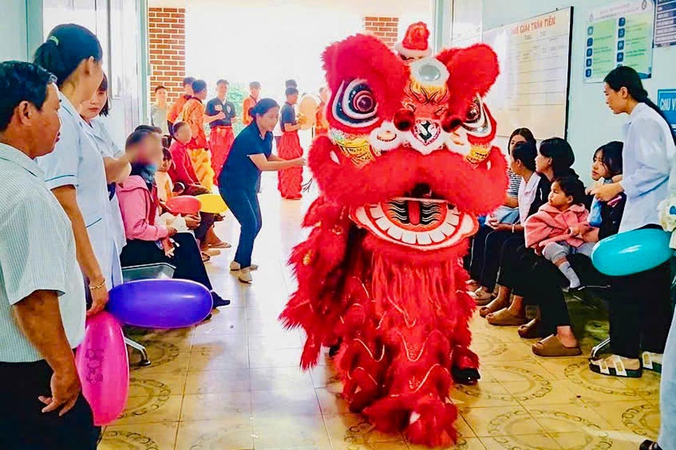 Con em đoàn viên, người lao động tại Trung tâm Y tế Mang Yang xem múa lân(chụp ngày 24.9). Ảnh: Công đoàn Gia Lai