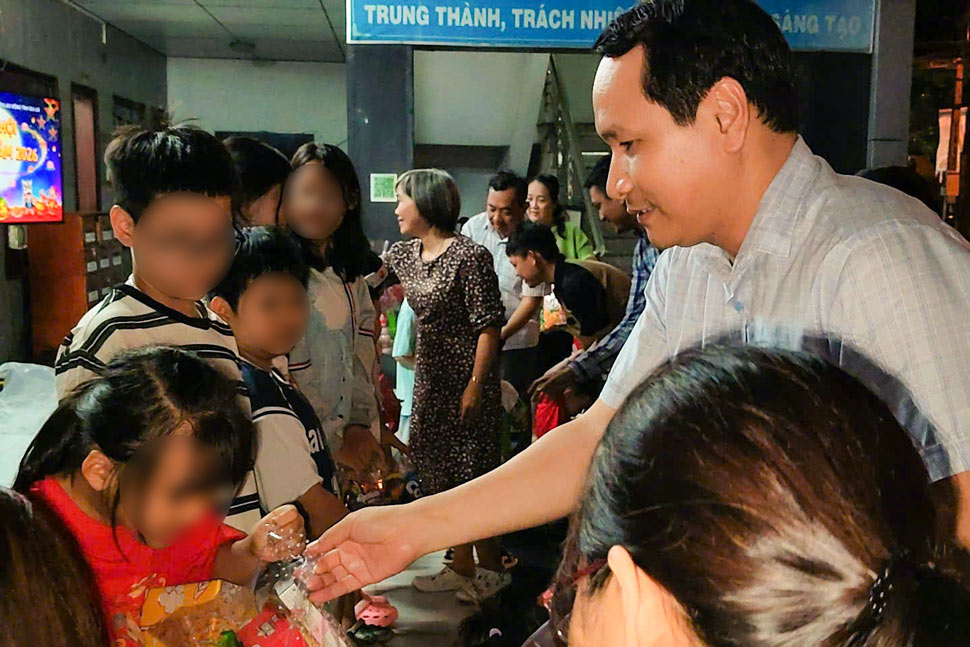 Chủ tịch LĐLĐ tỉnh Gia Lai Hà Duy Trung tặng quà Trung thu cho con em đoàn viên, người lao động (chụp ngày 24.9). Ảnh: Công đoàn Gia Lai