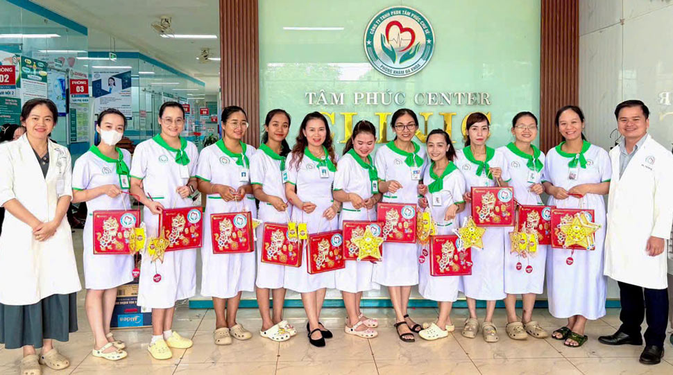 Công đoàn cơ sở Công ty TNHH Phòng khám đa khoa Tâm Phúc Chư Sê và Phú Thiện trao quà Trung thu cho đoàn viên, người lao động (chụp ngày 24.9). Ảnh: Công đoàn Gia Lai  