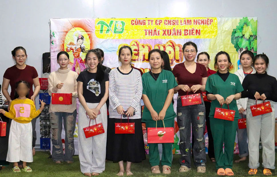 Công đoàn cơ sở Công ty Cổ phần Công nghệ Sinh học Lâm nghiệp Thái Xuân Biên trao quà Trung thu cho đoàn viên, người lao động (chụp ngày 24.9). Ảnh: Công đoàn Gia Lai  