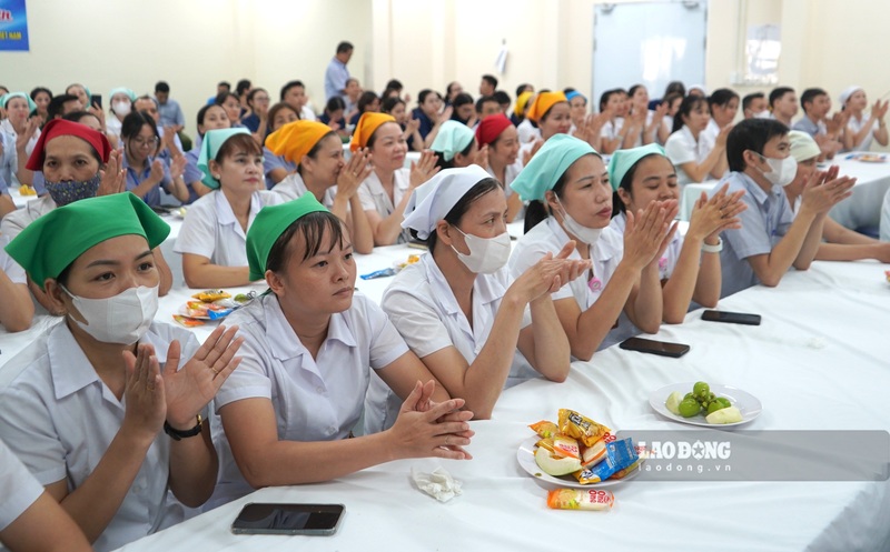 Công nhân lao động phấn khởi tham dự lễ ra mắt mô hình mới. Ảnh: Mai Dung