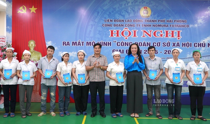 LĐLĐ TP Hải Phòng trao 20 suất quà tặng đoàn viên, người lao động. Ảnh: Mai Dung